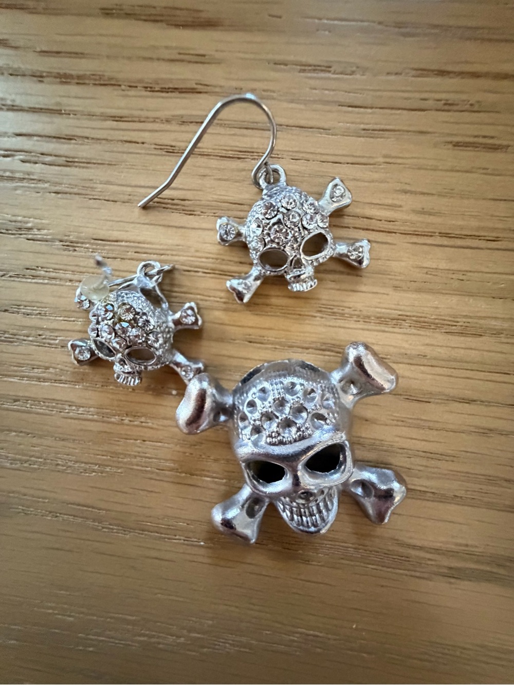 Vintage  Silver Skull & Crossbones Earrings - Silver Tone Women’s Jewelry